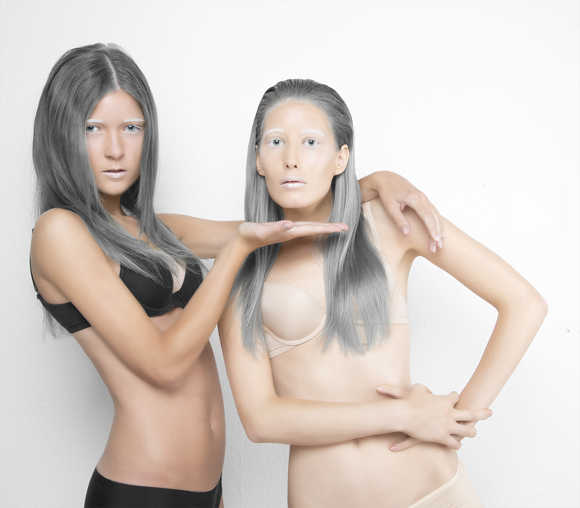zwei frauen mit grauen haaren