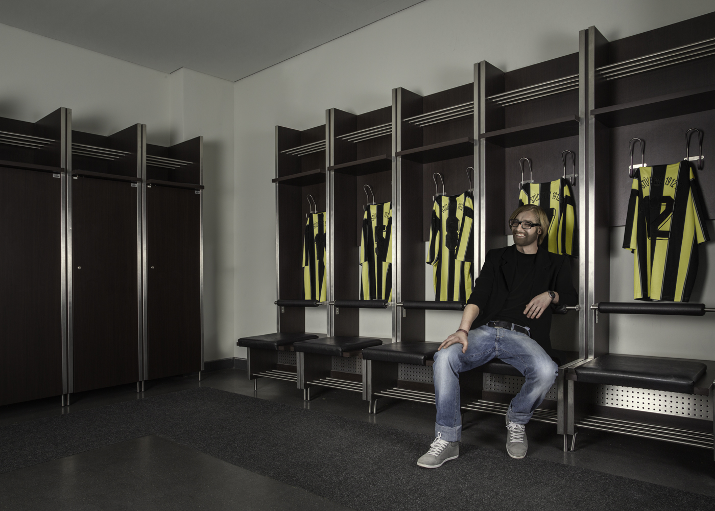 nachbildung eines fussballtrainers