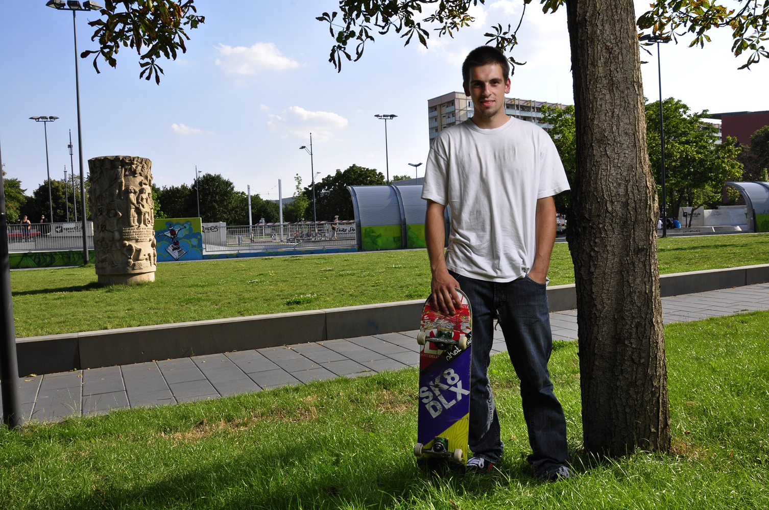 portrait eines fahrenden skaters