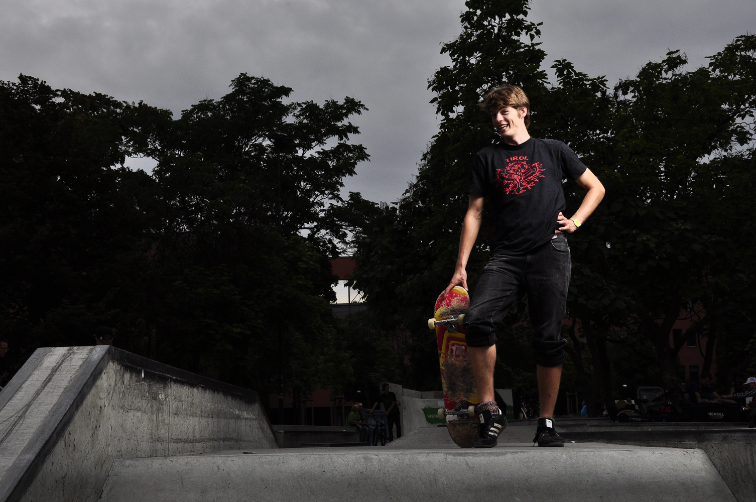 portrait eines fahrendes skaters