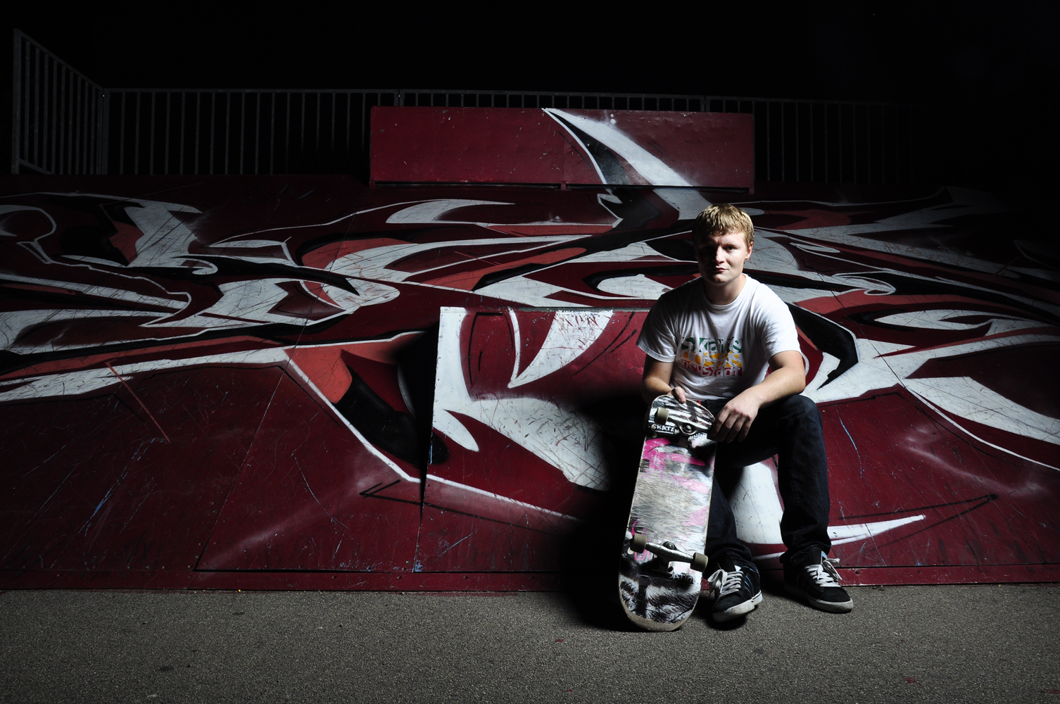 portrait eines fahrenden skaters