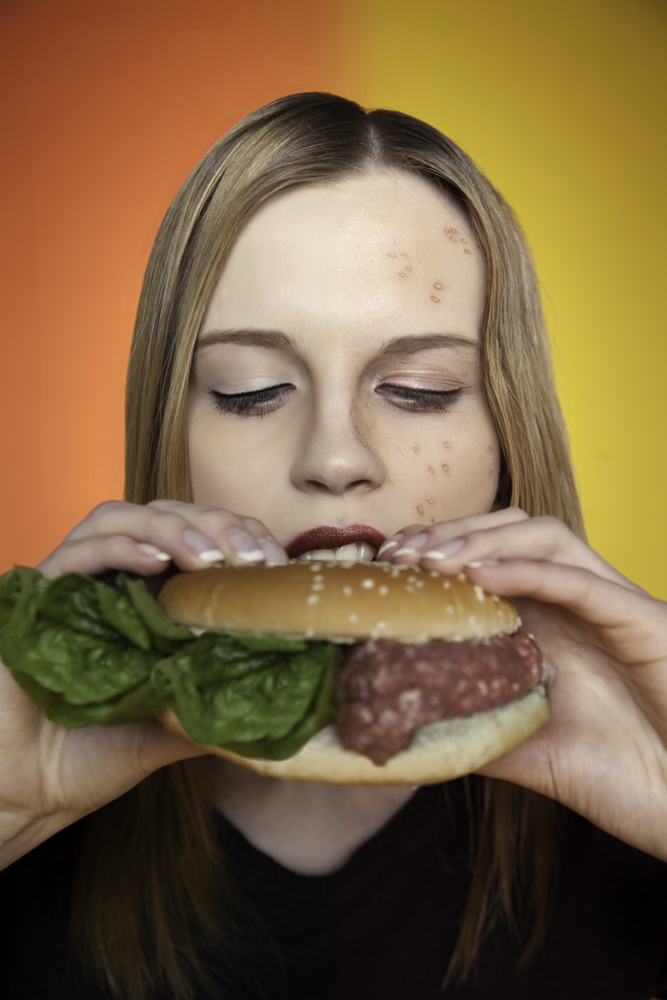 frau mit burger